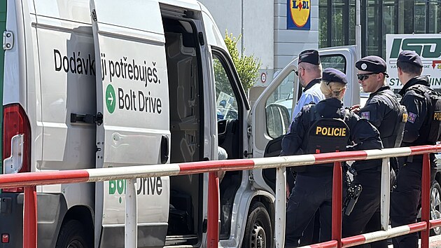 Policisté v pražské Uhříněvsi zastavili dodávku a nalezli v ní podezřelé věci. (6. srpna 2026)
