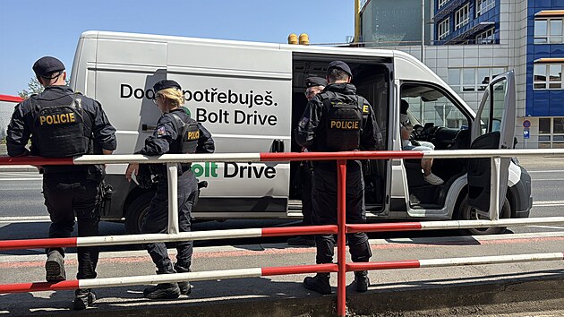 Policisté v pražské Uhříněvsi zastavili dodávku a nalezli v ní podezřelé věci. (6. srpna 2026)