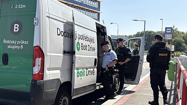 Policisté v pražské Uhříněvsi zastavili dodávku a nalezli v ní podezřelé věci. (6. srpna 2026)