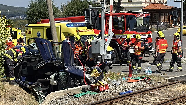 Složky IZS zasahovaly u nehody osobn&iacute;ho vozidla v těsn&eacute; bl&iacute;zkosti železničn&iacute;ho přejezdu v Mn&iacute;&scaron;ku pod Brdy. (7. srpna 2026)