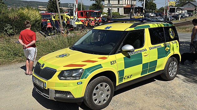 Složky IZS zasahovaly u nehody osobn&iacute;ho vozidla v těsn&eacute; bl&iacute;zkosti železničn&iacute;ho přejezdu v Mn&iacute;&scaron;ku pod Brdy. (7. srpna 2026)