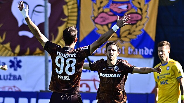 Plzeňský záložník Patrik Hrošovský se spolu s Filipem Prebslem raduje ze svého gólu v 1. minutě utkání s Teplicemi.
