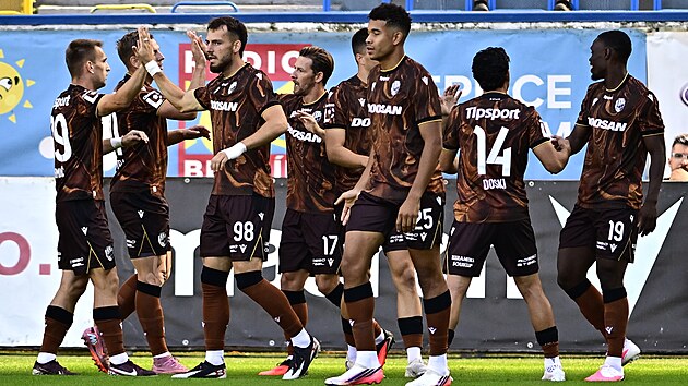 Plzeňští fotbalisté oslavují gól Patrika Hrošovského.