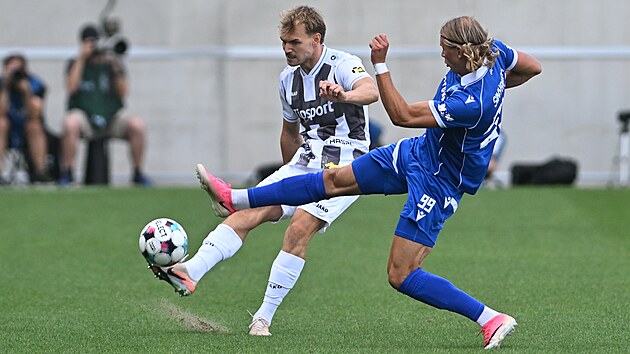 Královéhradecký David Ludvíček (vlevo) a Vlasij Sinjavskij z Baníku Ostrava