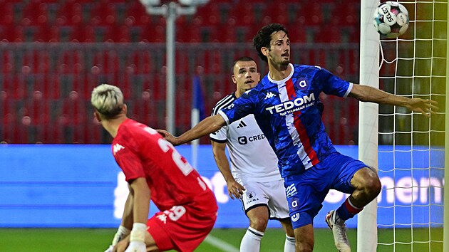David Šimek z Artisu Brno s marně snaží zabránit gólu v utkání proti Olomouci.