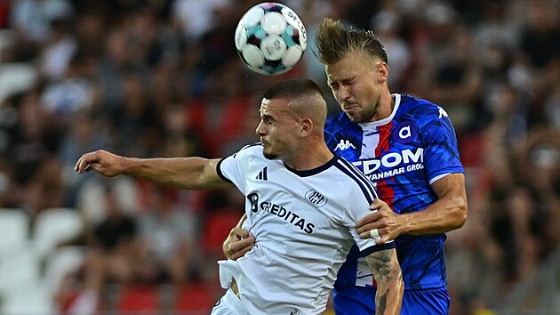 Olomoucký útočník Václav Sejk (vlevo) a Dominik Plechatý z Artisu Brno