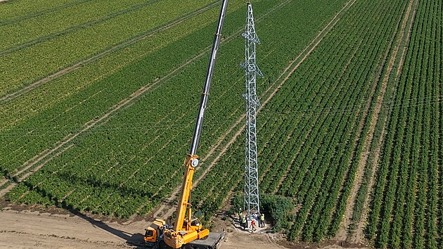 Těžká technika i montéři ve výškách byli potřeba k rekonstrukci a znovunatažení vedení velmi vysokého napětí v Božicích a Hodonicích na Znojemsku. (4. července 2026)