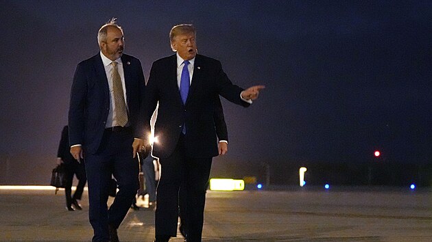 Americký prezident Donald Trump nastupuje do prezidentského speciálu Air Force One na letišti v Los Angeles po návštěvě golfového resortu Trump National Golf Club v kalifornském Rancho Palos Verdes. (4. srpna 2026)