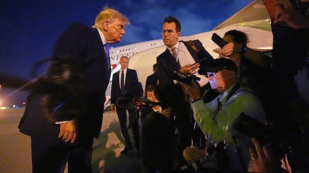 Americký prezident Donald Trump hovoří s novináři na letišti v Los Angeles před odletem prezidentským speciálem Air Force One do Las Vegas. (4. srpna 2026)