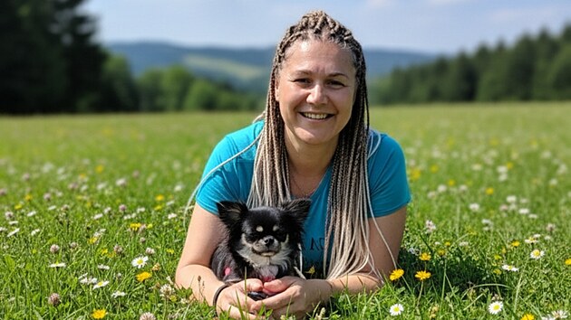 Če&scaron;ka Lucie Szako&scaron;ov&aacute; pracuje v zahranič&iacute; jako o&scaron;etřovatelka seniorů. Obvykle půl roku pracuje a pak cestuje po světě. Nyn&iacute; směřuje pě&scaron;ky k poutn&iacute;mu m&iacute;stu na jihu It&aacute;lie. V pr&aacute;ci i na cest&aacute;ch ji vždy doprov&aacute;z&iacute; jej&iacute; věrn&aacute; společnice, klidn&aacute; čivava B&aacute;ra.