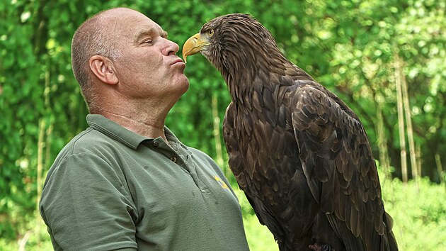 Se svým programem vystupuje Milan Zaleš v plzeňské zoo. (srpen 2026)