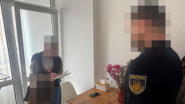 Kriminalisté při zadržení deseti lidí, kteří z Ukrajiny řídili a prováděli kyberpodvody. (5. srpna 2026)