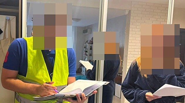 Kriminalist&eacute; při zadržen&iacute; deseti lid&iacute;, kteř&iacute; z Ukrajiny ř&iacute;dili a prov&aacute;děli kyberpodvody. (5. srpna 2026)