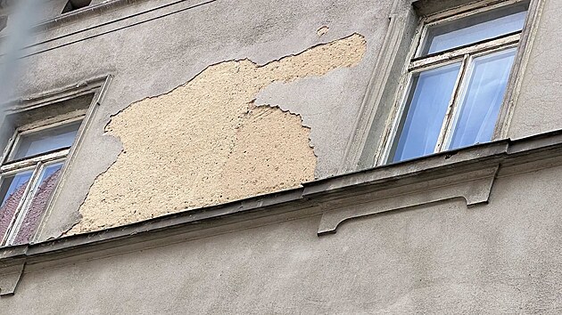 Z budovy b&yacute;val&eacute;ho Divadeln&iacute;ho klubu v centru Opavy začala opad&aacute;vat om&iacute;tka. (7. srpna 2026)