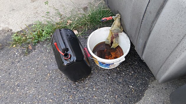 Zloděj si vybral nákladní vůz zaparkovaný u zemědělského objektu u Suchdola nad Lužnicí. Naplnil jen desetilitrový kanystr, který nechal na místě.