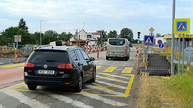 U stavby nové křižovatky v Plané řídí provoz semafory a v dopolední a odpolední špičky pracovníci stavební firmy.