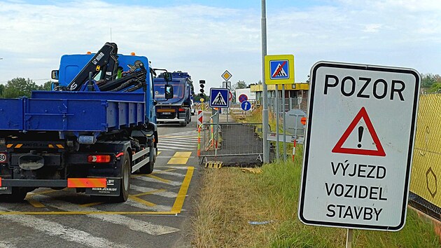 U stavby nové křižovatky v Plané řídí provoz semafory a v dopolední a odpolední špičky pracovníci stavební firmy.