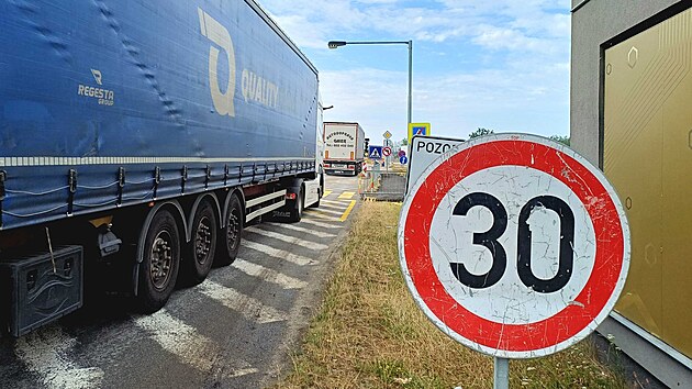 U stavby nové křižovatky v Plané řídí provoz semafory a v dopolední a odpolední špičky pracovníci stavební firmy.