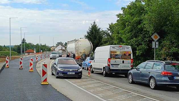 U stavby nové křižovatky v Plané řídí provoz semafory a v dopolední a odpolední špičky pracovníci stavební firmy.
