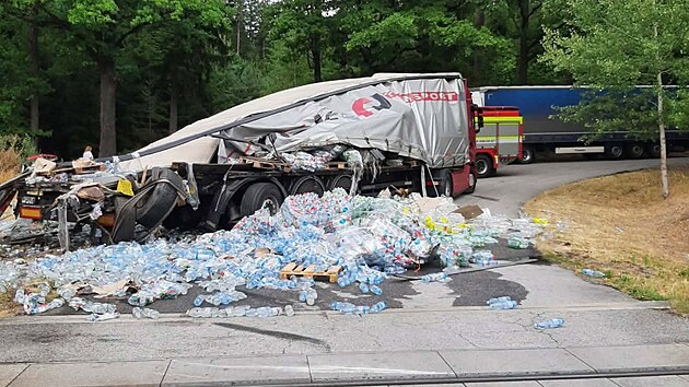 Na železničním přejezdu u Byňova se střetl osobní vlak s kamionem převážejícím PET lahve. (6. srpna 2026)