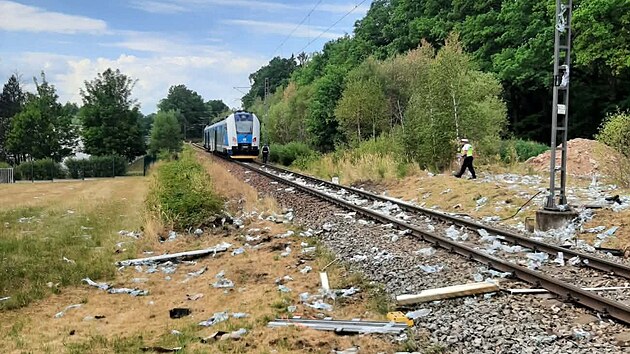 Na železničním přejezdu u Byňova se střetl osobní vlak s kamionem převážejícím PET lahve. (6. srpna 2026)