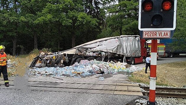 Na železničním přejezdu u Byňova se střetl osobní vlak s kamionem převážejícím PET lahve. (6. srpna 2026)