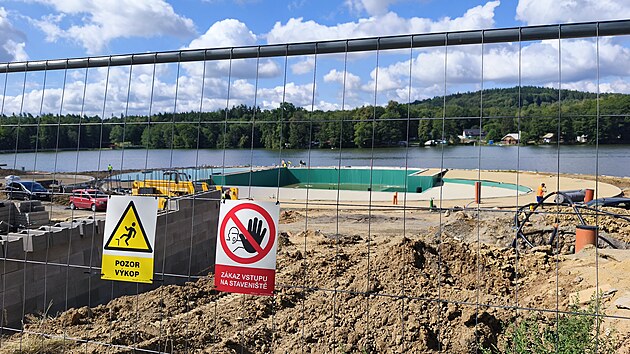 Na břehu Dlouhého rybníka v Lanškrouně roste koupací biotop. Poprvé se v něm mají lidé smočit v létě 2027. (21. července 2026)