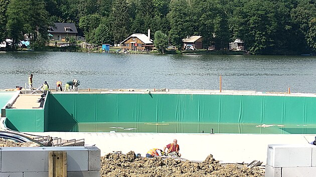Na břehu Dlouh&eacute;ho rybn&iacute;ka v Lan&scaron;krouně roste koupac&iacute; biotop. Poprv&eacute; se v něm maj&iacute; lid&eacute; smočit v l&eacute;tě 2027. (21. července 2026)