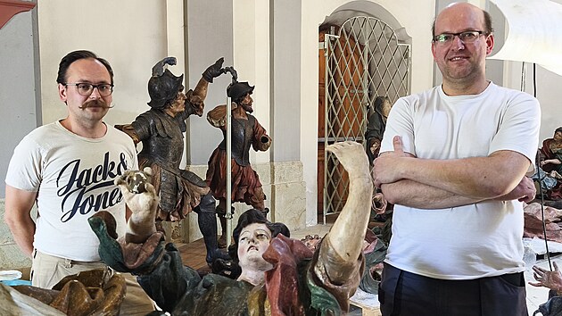Restaurátoři Vojtěch Verner (vlevo) a Vojtěch Krajíček připravují barokní sochy k transportu z Vraclavi do kláštera na Hoře Matky Boží v Dolní Hedeči.