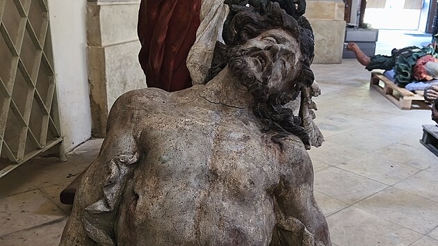 Některé sochy budou po převozu do ambitů kláštera požadovat náročnější restaurátorskou péči.