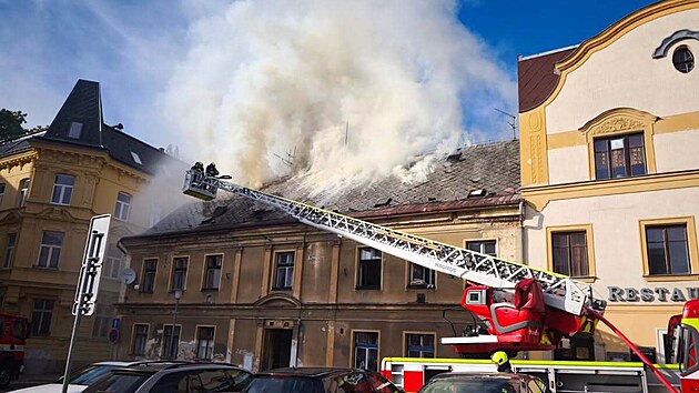 Na libereckém Nerudově náměstí zachvátily plameny dvoupatrový dům. (9. srpna 2026)