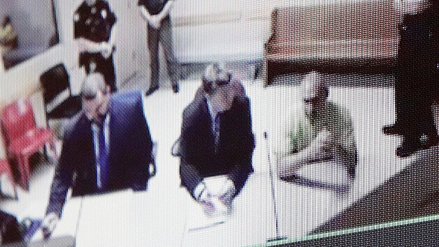 Podezřelý ze žhářství Aaron Farinacci čeká v okresním soudním paláci ve Spokane na své první soudní jednání. (4. srpna 2026)