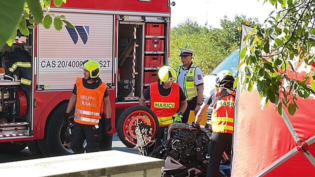 V pražských Letňanech se střetlo osobní vozidlo s motocyklistou. Ten zraněním podlehl. (7. srpna 2026)