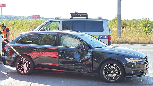 V pražských Letňanech se střetlo osobní vozidlo s motocyklistou. Ten zraněním podlehl. (7. srpna 2026)