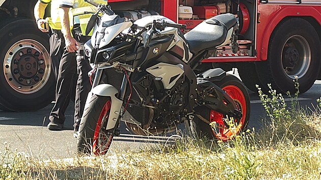 V pražských Letňanech se střetlo osobní vozidlo s motocyklistou. Ten zraněním podlehl. (7. srpna 2026)