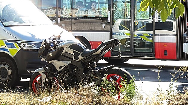 V pražských Letňanech se střetlo osobní vozidlo s motocyklistou. Ten zraněním podlehl. (7. srpna 2026)