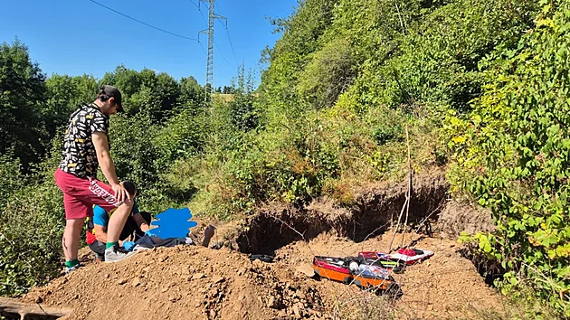 Hledače pokladů zastihly zdravotní problémy v nepřístupném terénu mezi Rašovkou a Prosečí pod Ještědem. Pomohla mu horská služba, záchranáři Libereckého kraje i hasiči. Nakonec ho do nemocnice transportoval vrtulník. (7. 8. 2026)