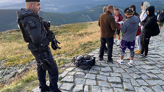 Na nejvyšší horu Česka vyrazili strážci českého a polského Krkonošského národního parku. Nejčastěji padaly pokuty za vstup do volného terénu a rozdělávání ohňů. (9. srpna 2026)