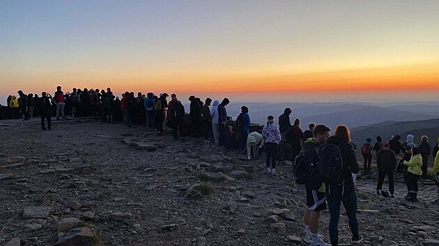 Za východem slunce na nejvyšší horu Česka vyrazily stovky turistů už před pátou ráno. Dodržování ochrany přírody tam kontrolovali strážci českého a polského Krkonošského národního parku. (9. srpna 2026)