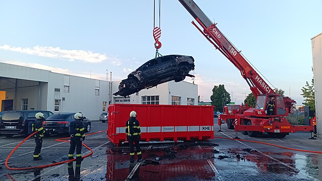 Elektrický mercedes vzplál na dvoře autosalonu v Litvínovicích. Po zkrocení plamenů ho hasiči naložili do vodní lázně. (7. srpna 2026)