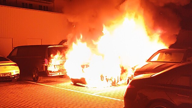 Hasiči bojovali s plameny, které zachvátily elektrický mercedes v autosalonu v Litvínovicích. (7. srpna 2026)