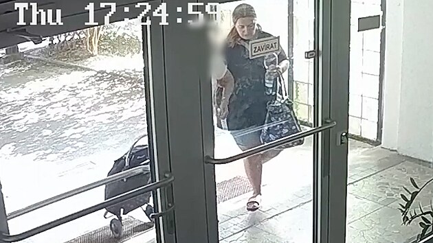 Policie hledá ženu, která 9. července 2026 dovedla zraněnou seniorku k jejímu domu. Záchranku pětaosmdesátileté ženě zavolala až příbuzná, která za ní dorazila domů.