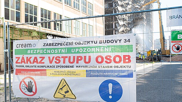 Druhý den demolice budovy č. 34 v baťovském areálu. Zbourání nebezpečných částí stavby, jejíž železobetonová konstrukce je po požáru narušená a podle statika ji není možné zachránit, potrvá nejdéle 25 dní. (8. srpna 2026)