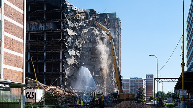 Druhý den demolice budovy č. 34 v baťovském areálu. Zbourání nebezpečných částí stavby, jejíž železobetonová konstrukce je po požáru narušená a podle statika ji není možné zachránit, potrvá nejdéle 25 dní. (8. srpna 2026)