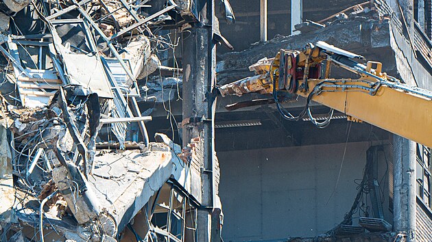 Druhý den demolice budovy č. 34 v baťovském areálu. Zbourání nebezpečných částí stavby, jejíž železobetonová konstrukce je po požáru narušená a podle statika ji není možné zachránit, potrvá nejdéle 25 dní. (8. srpna 2026)