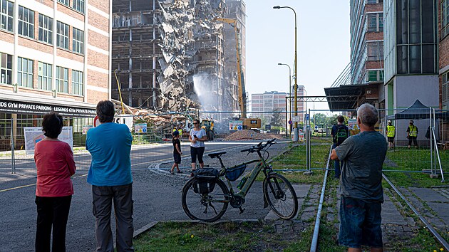 Lidé ve Zlíně sledují druhý den demolice budovy č. 34 v baťovském areálu. Zbourání nebezpečných částí stavby, jejíž železobetonová konstrukce je po požáru narušená a podle statika ji není možné zachránit, potrvá nejdéle 25 dní. (8. srpna 2026)