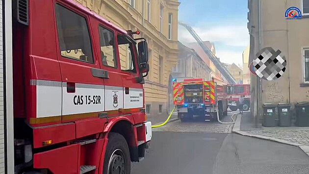 Na libereckém Nerudově náměstí zachvátily plameny dvoupatrový dům. (9. srpna 2026)