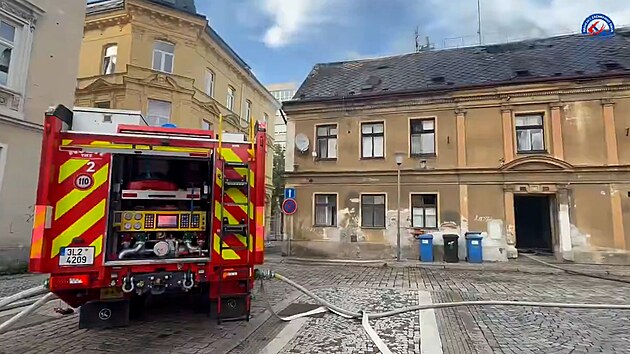 Na libereckém Nerudově náměstí zachvátily plameny dvoupatrový dům. (9. srpna 2026)