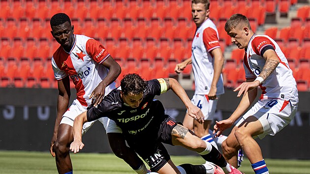 Pardubický útočník Vojtěch Patrák (uprostřed) padá po souboji s Wiktorem Nowakem ze Slavie.