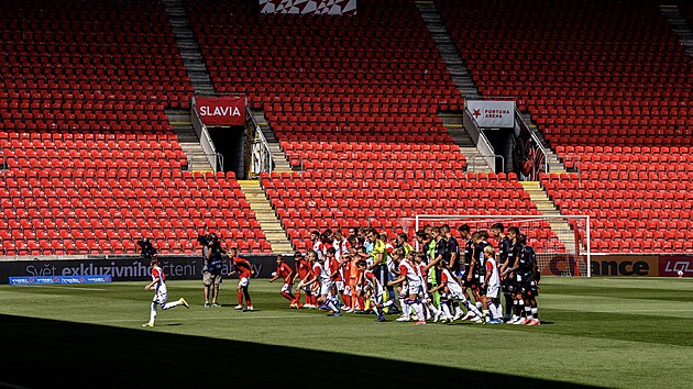 Úvodní nástup fotbalistů Slavie a Pardubic před utkáním třetího kola Chance ligy.
